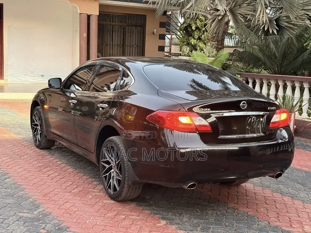 Nissan Fuga 2013 Black