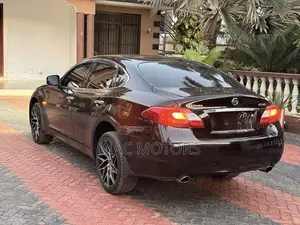 Nissan Fuga 2013 Black