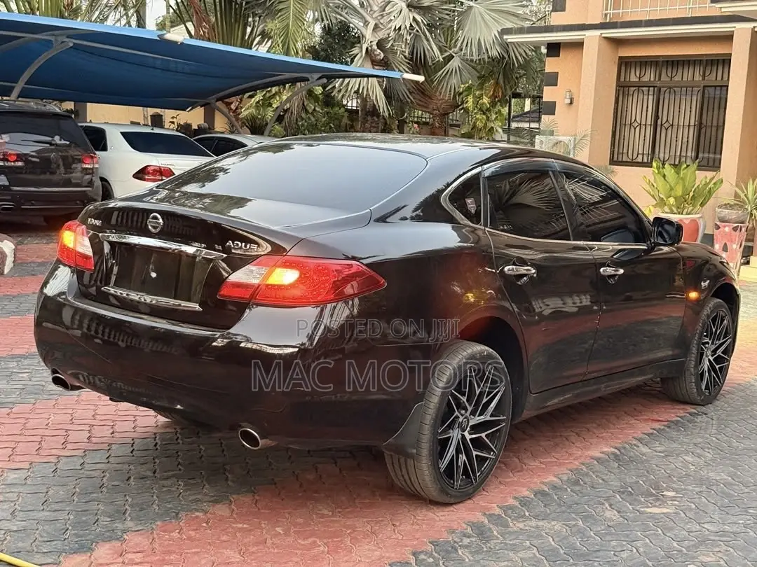 Nissan Fuga 2013 Black