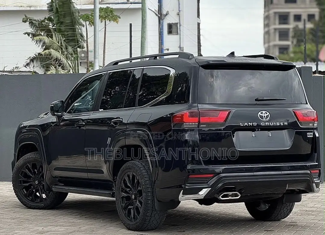Toyota Land Cruiser LC300 2024 Black
