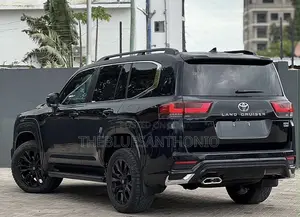 Toyota Land Cruiser LC300 2024 Black
