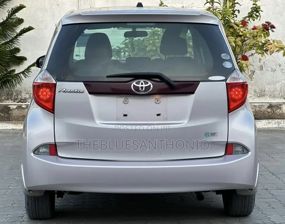 Toyota Ractis 1.5 AWD 2012 Silver