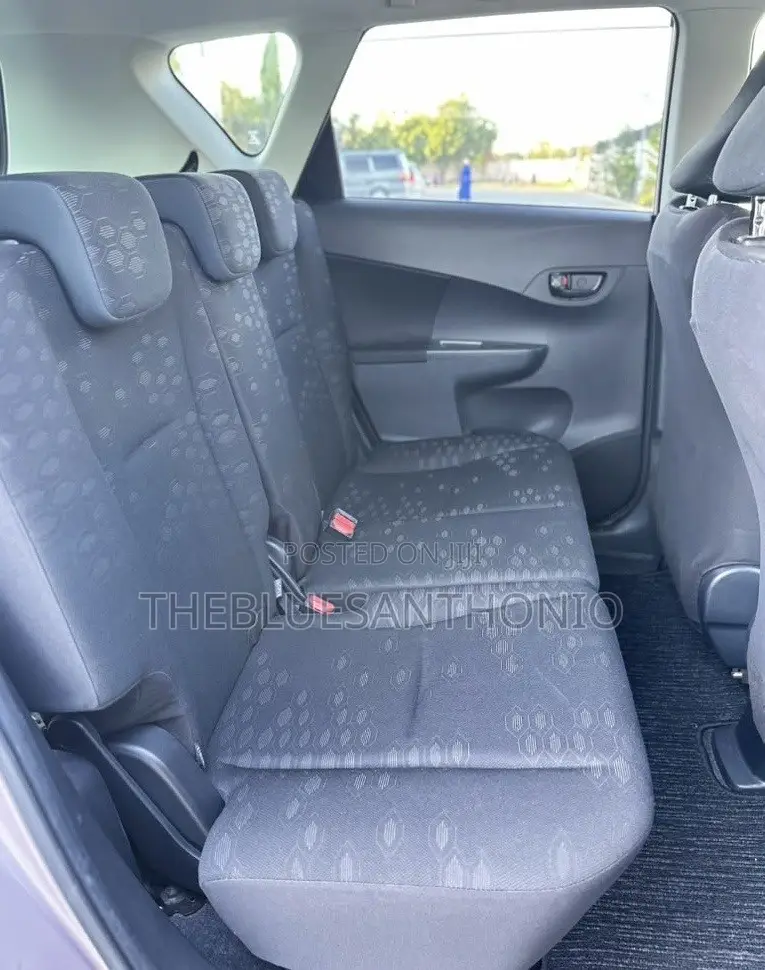 Toyota Ractis 1.5 AWD 2012 Silver