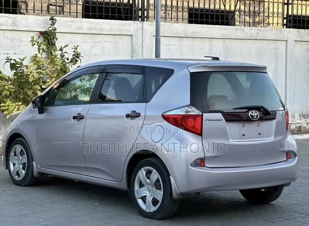 Toyota Ractis 1.5 AWD 2012 Silver