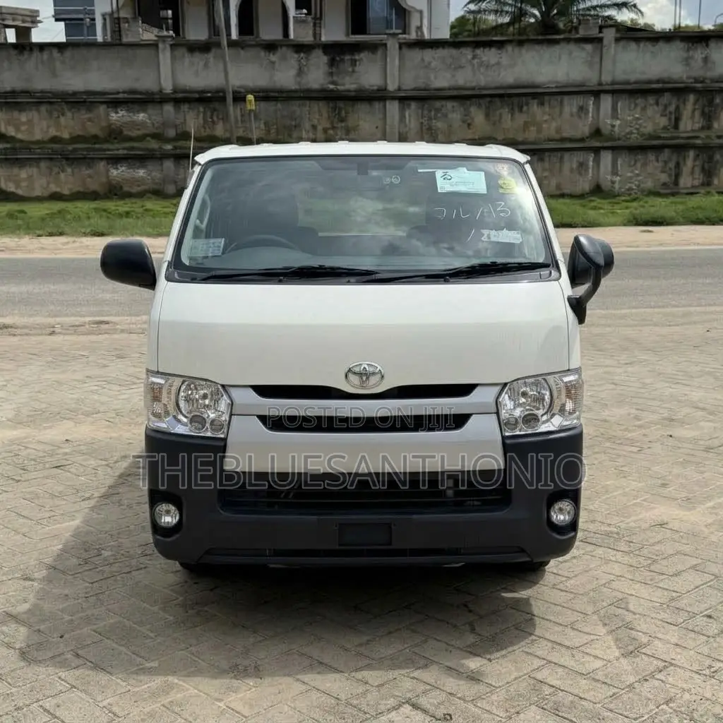Toyota HiAce 2015 White