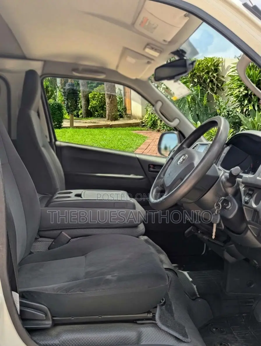 Toyota HiAce 2015 White