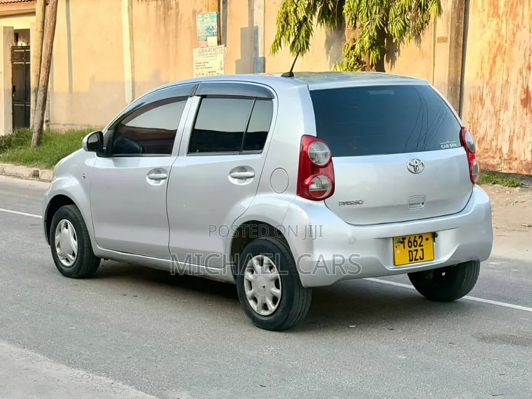 Toyota Passo 2010 Silver