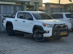 Toyota Hilux 2024 Off white