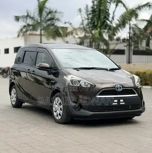Toyota Sienta 1.5 Hybrid FWD 2016 Brown