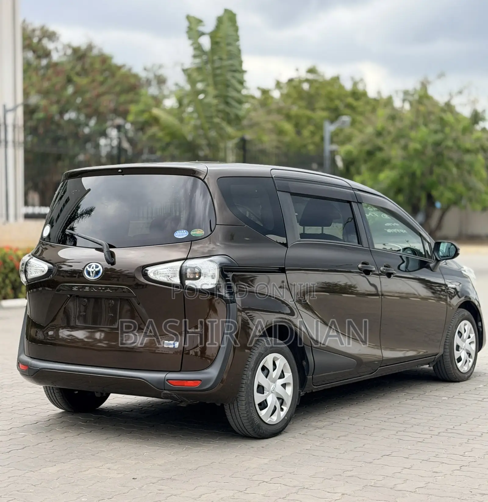 Toyota Sienta 1.5 Hybrid FWD 2016 Brown