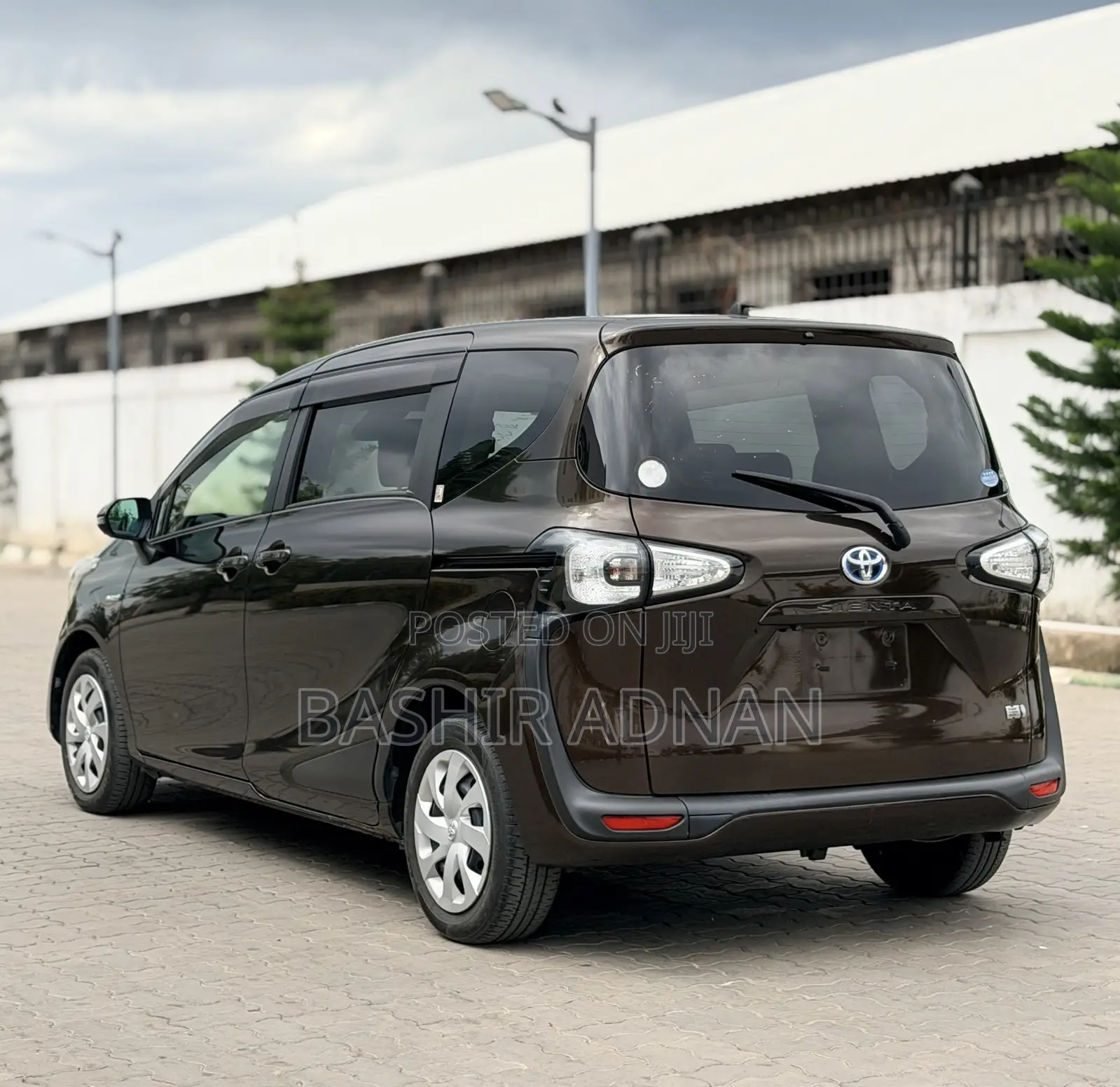 Toyota Sienta 1.5 Hybrid FWD 2016 Brown