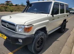 Toyota Land Cruiser 2013 White