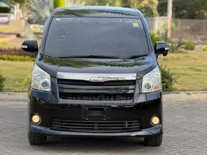 Toyota Noah 2.0 143hp AWD (7 Seater) 2010 Black