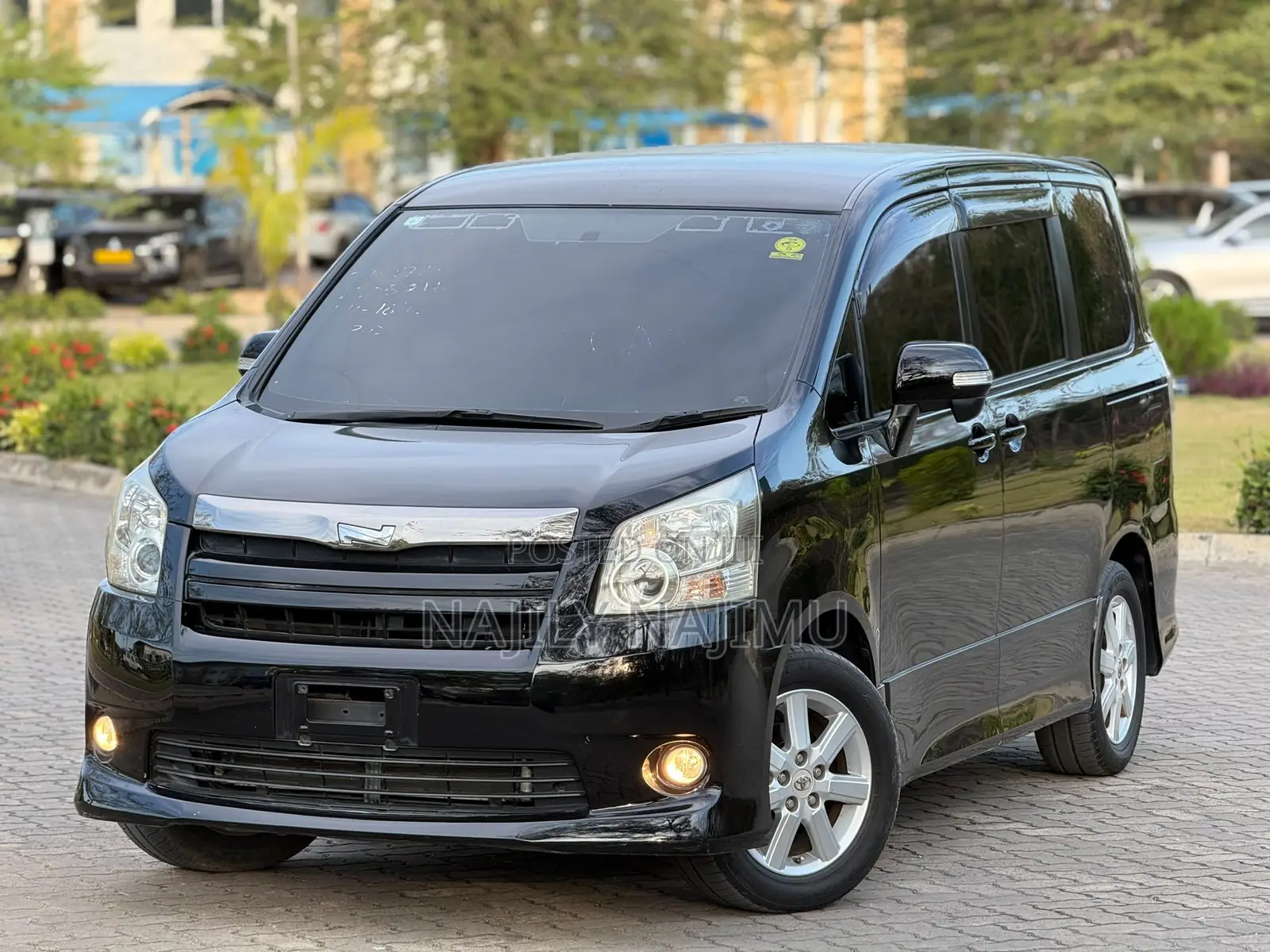 Toyota Noah 2.0 143hp AWD (7 Seater) 2010 Black