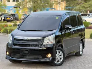 Toyota Noah 2.0 143hp AWD (7 Seater) 2010 Black
