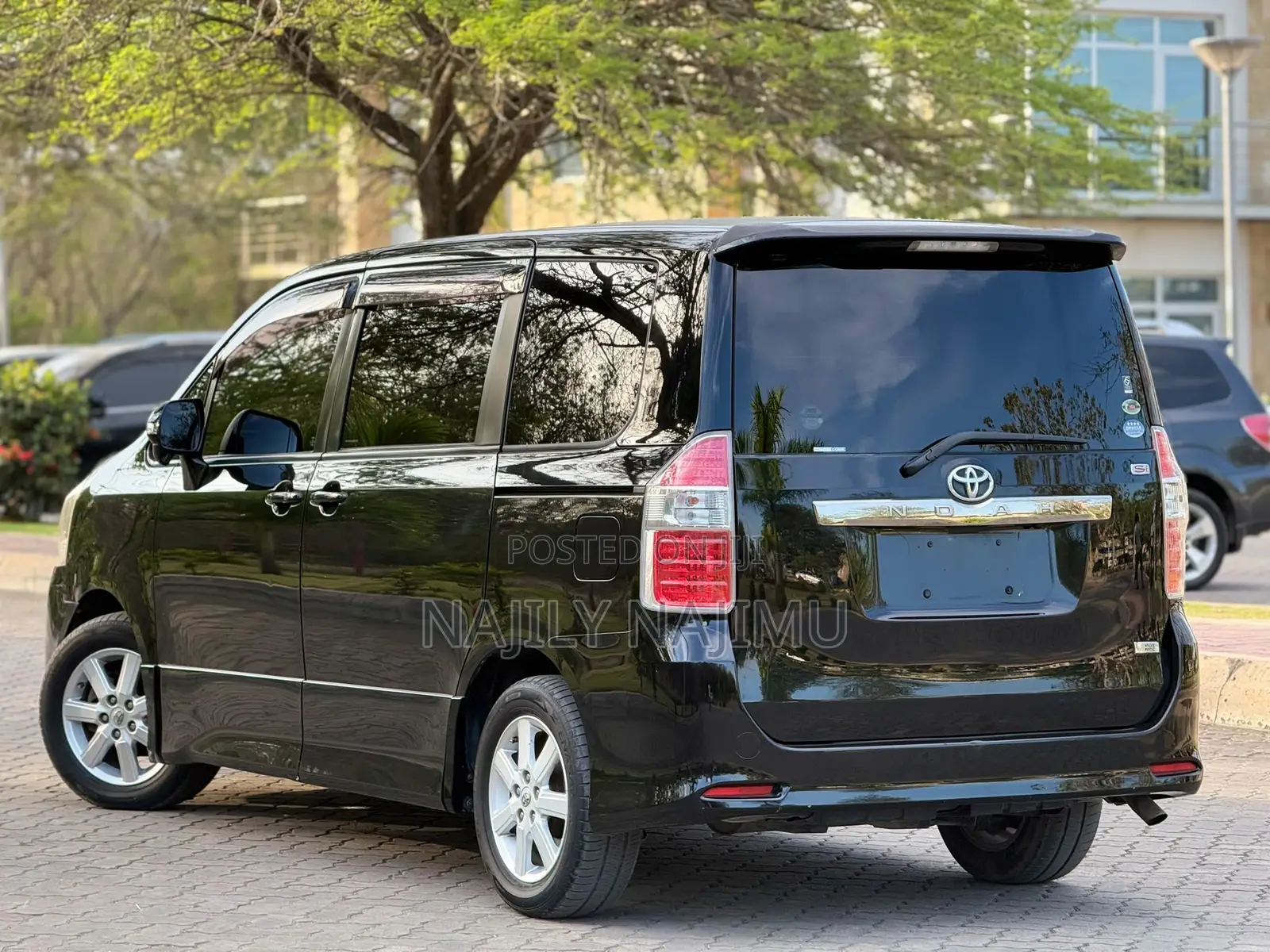 Toyota Noah 2.0 143hp AWD (7 Seater) 2010 Black