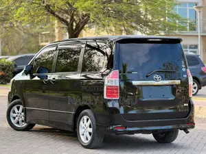Toyota Noah 2.0 143hp AWD (7 Seater) 2010 Black