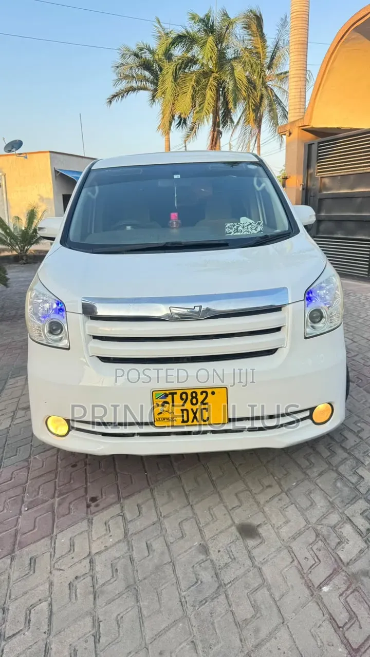 Toyota Noah 2.0 143hp AWD (7 Seater) 2008 White