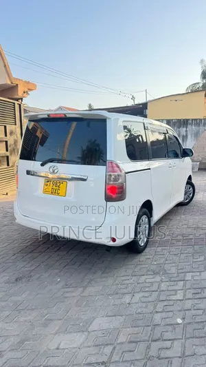 Toyota Noah 2.0 143hp AWD (7 Seater) 2008 White