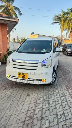 Toyota Noah 2.0 143hp AWD (7 Seater) 2008 White