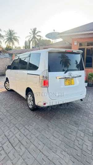 Toyota Noah 2.0 143hp AWD (7 Seater) 2008 White