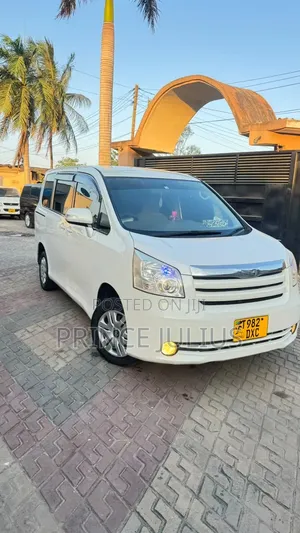 Toyota Noah 2.0 143hp AWD (7 Seater) 2008 White