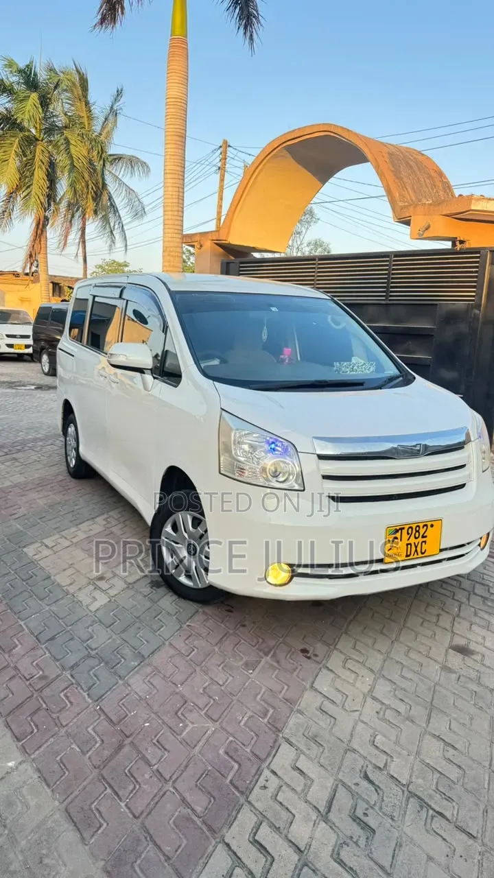 Toyota Noah 2.0 143hp AWD (7 Seater) 2008 White