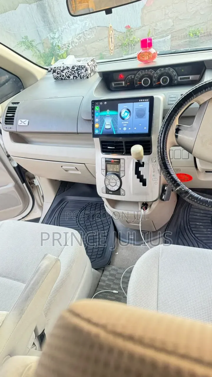 Toyota Noah 2.0 143hp AWD (7 Seater) 2008 White