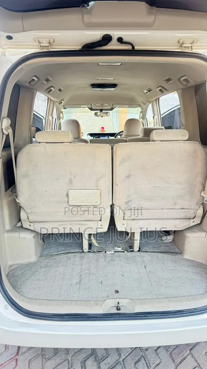 Toyota Noah 2.0 143hp AWD (7 Seater) 2008 White