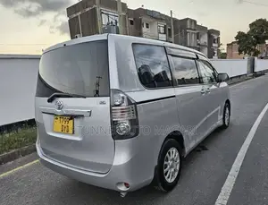 Toyota Noah 2009 Silver