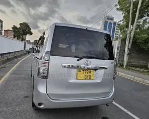 Toyota Noah 2009 Silver
