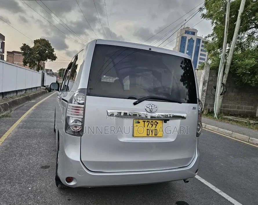 Toyota Noah 2009 Silver