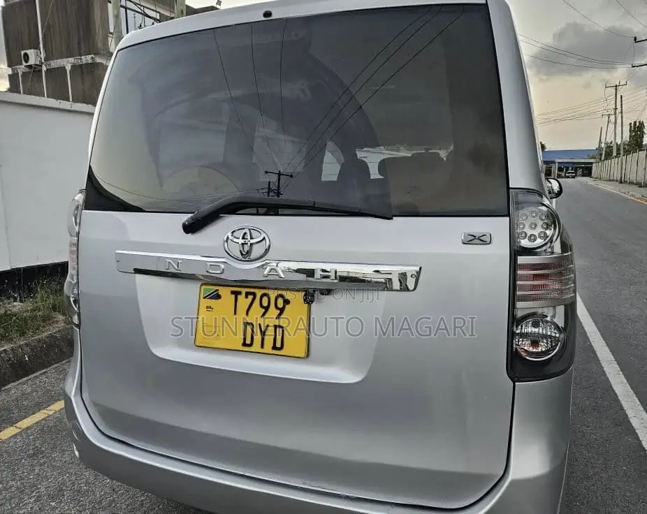 Toyota Noah 2009 Silver