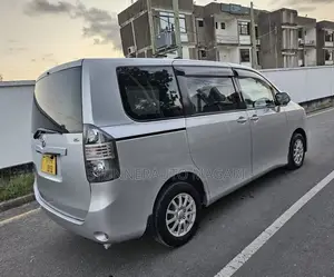 Toyota Noah 2009 Silver