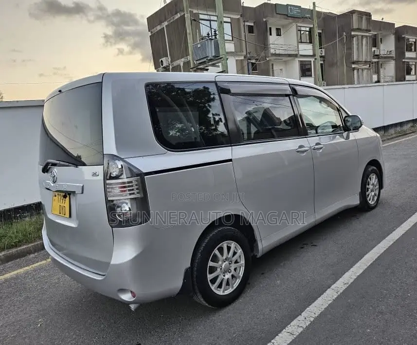Toyota Noah 2009 Silver