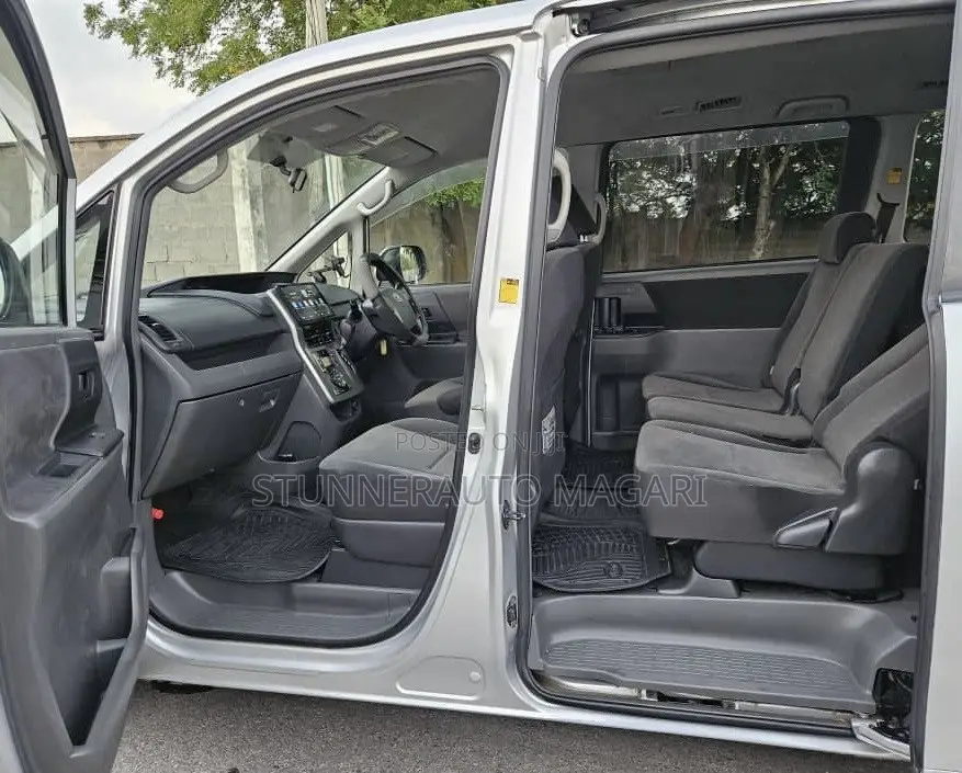 Toyota Noah 2009 Silver
