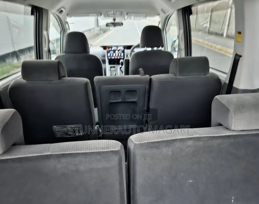 Toyota Noah 2009 Silver
