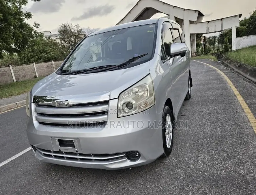 Toyota Noah 2009 Silver