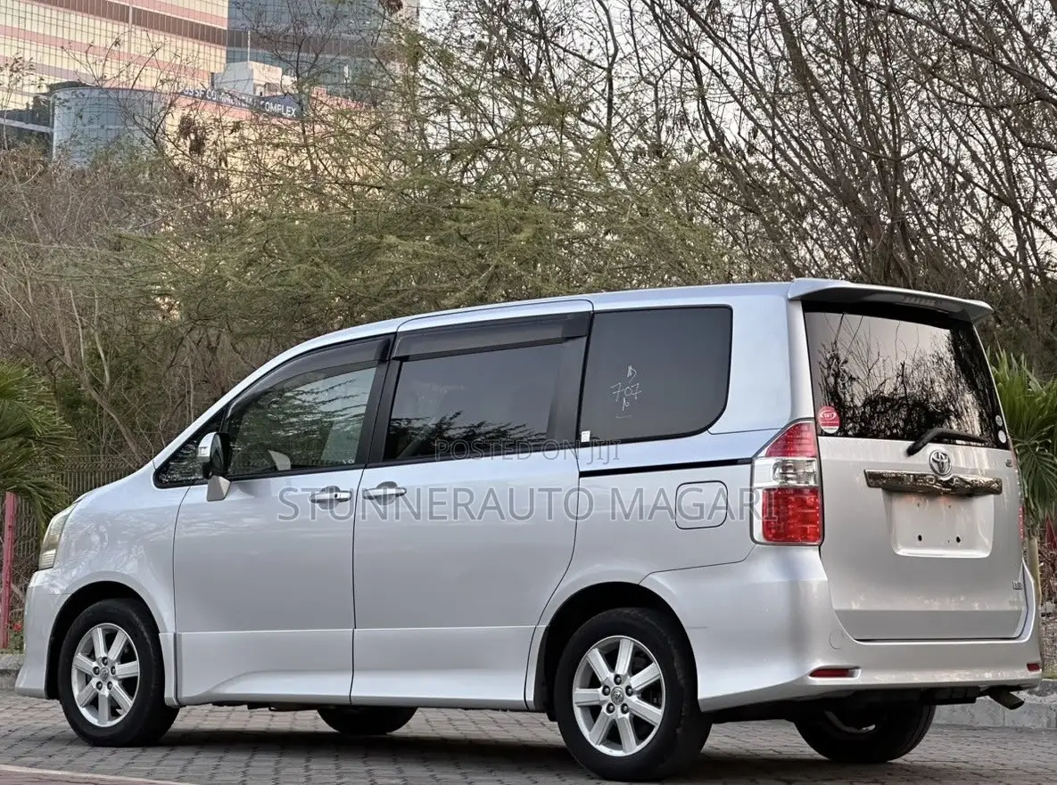 Toyota Noah 2008 Silver