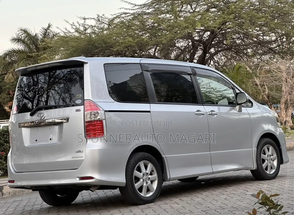 Toyota Noah 2008 Silver