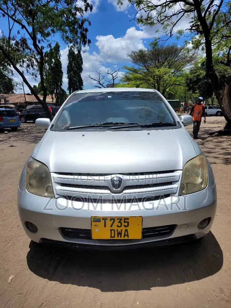 Toyota IST 2004 Silver