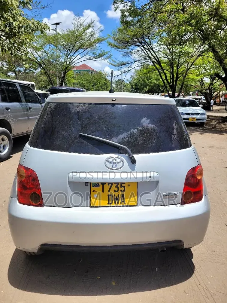 Toyota IST 2004 Silver