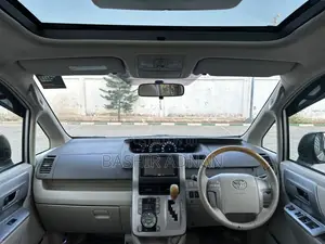 Toyota Noah 2.0 143hp AWD (7 Seater) 2009 Silver