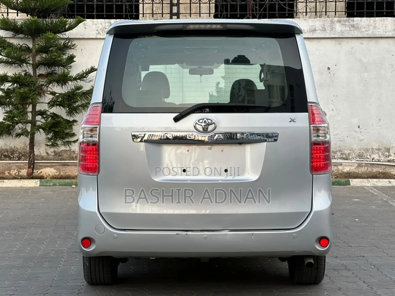 Toyota Noah 2.0 143hp AWD (7 Seater) 2009 Silver
