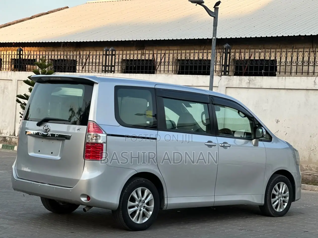 Toyota Noah 2.0 143hp AWD (7 Seater) 2009 Silver