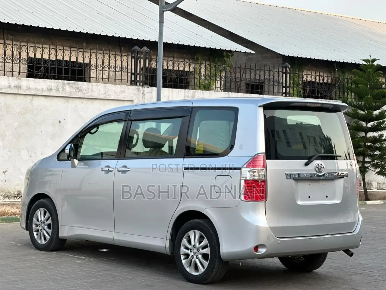 Toyota Noah 2.0 143hp AWD (7 Seater) 2009 Silver