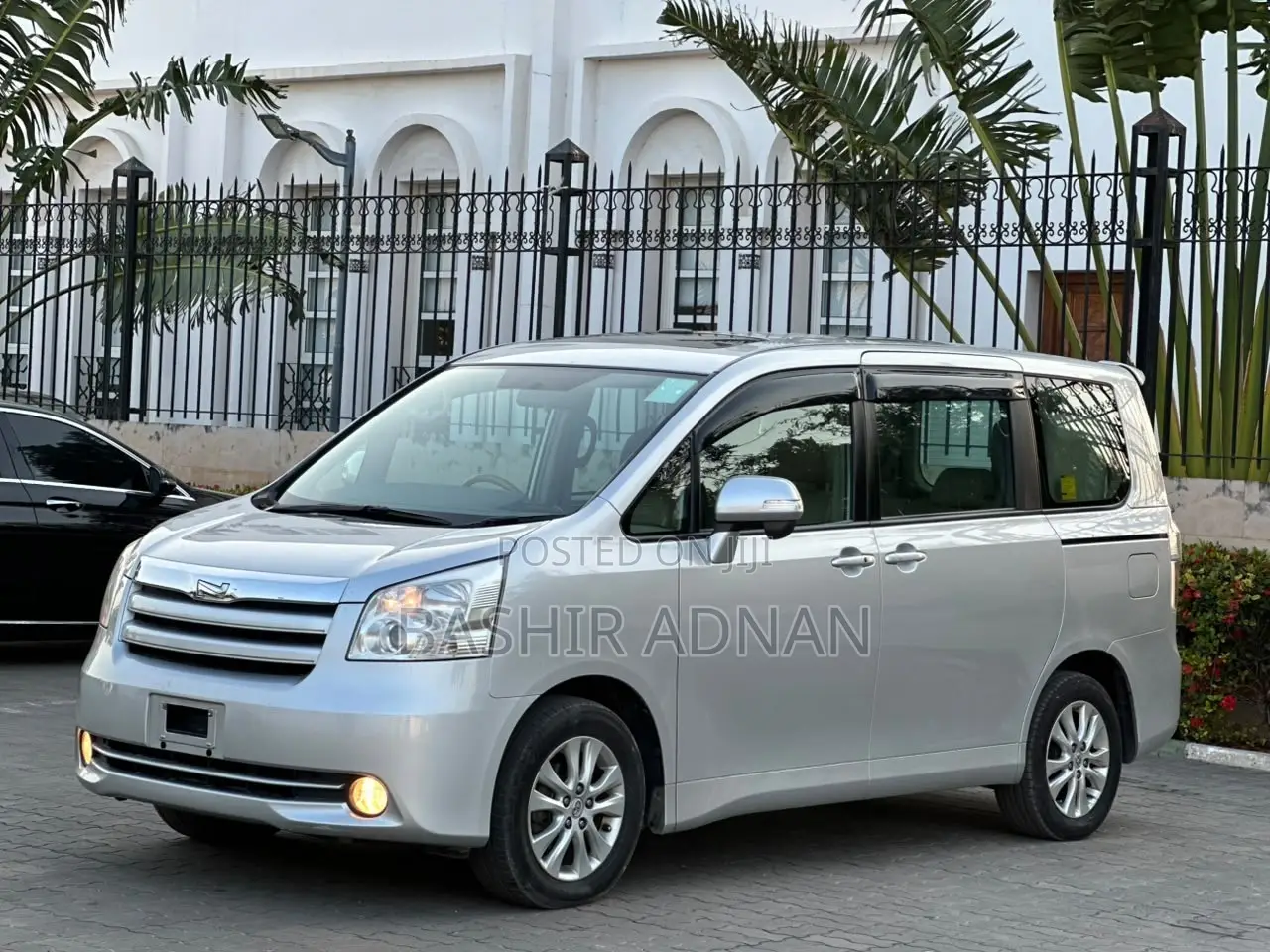 Toyota Noah 2.0 143hp AWD (7 Seater) 2009 Silver
