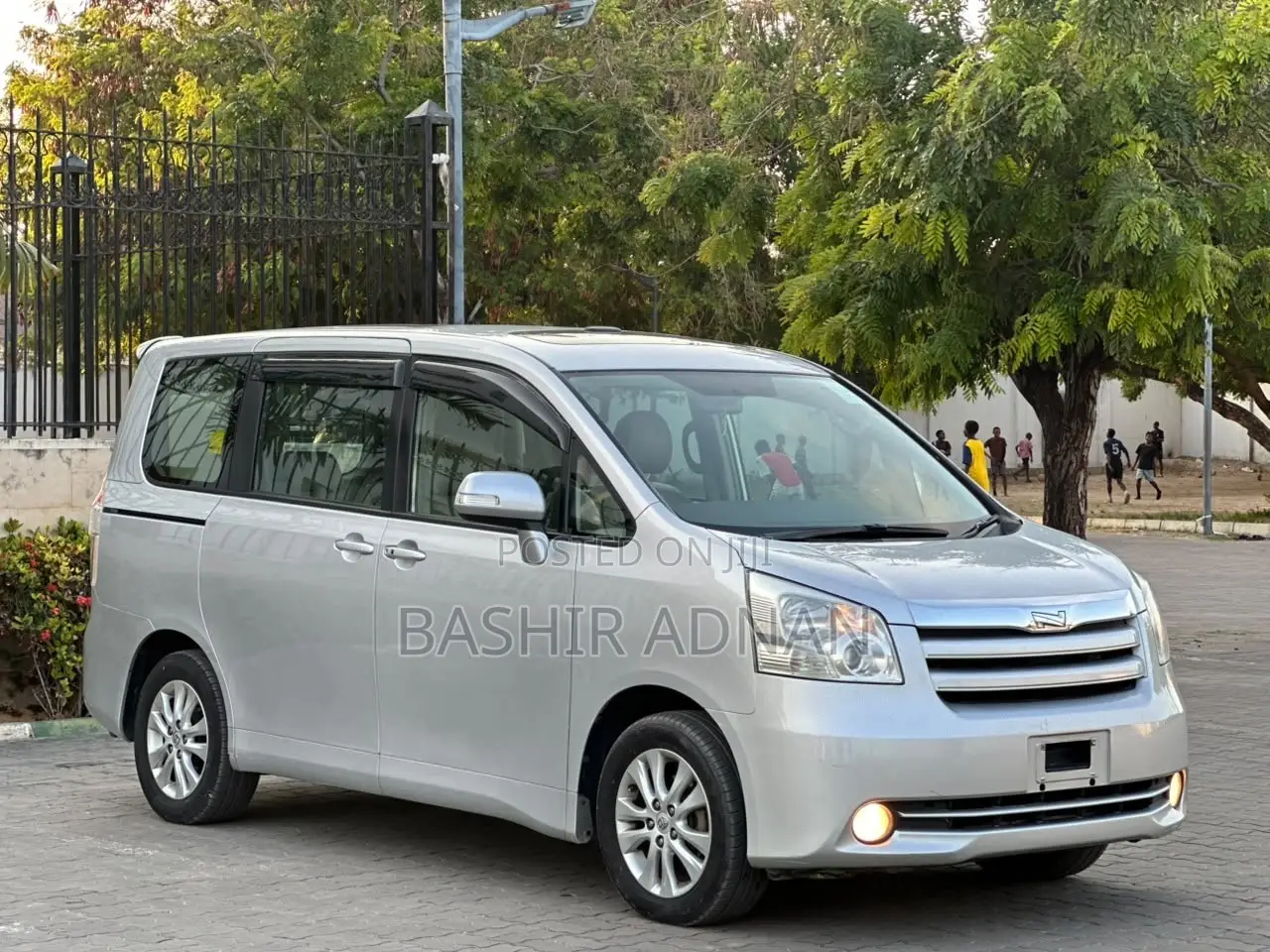 Toyota Noah 2.0 143hp AWD (7 Seater) 2009 Silver