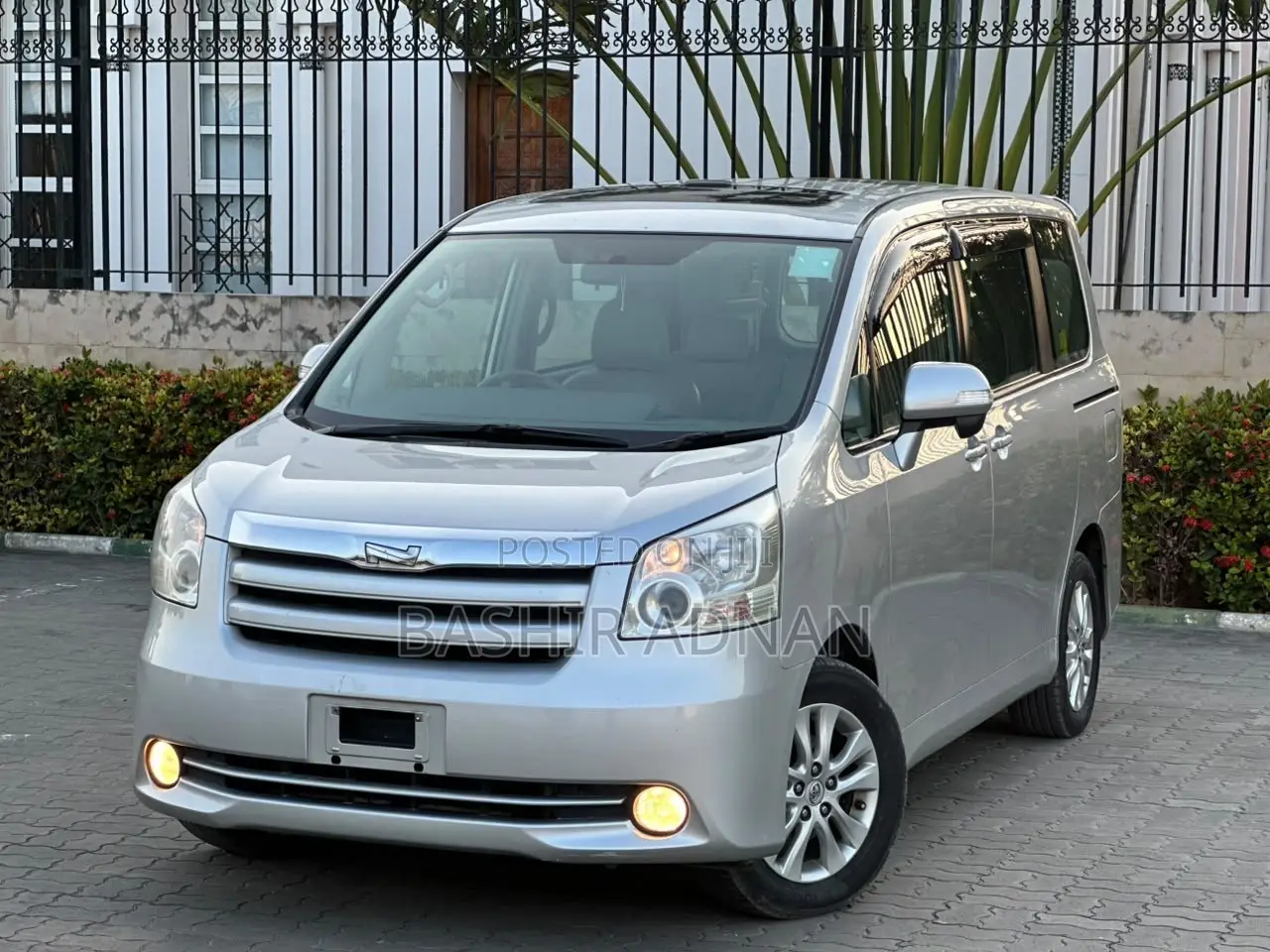 Toyota Noah 2.0 143hp AWD (7 Seater) 2009 Silver