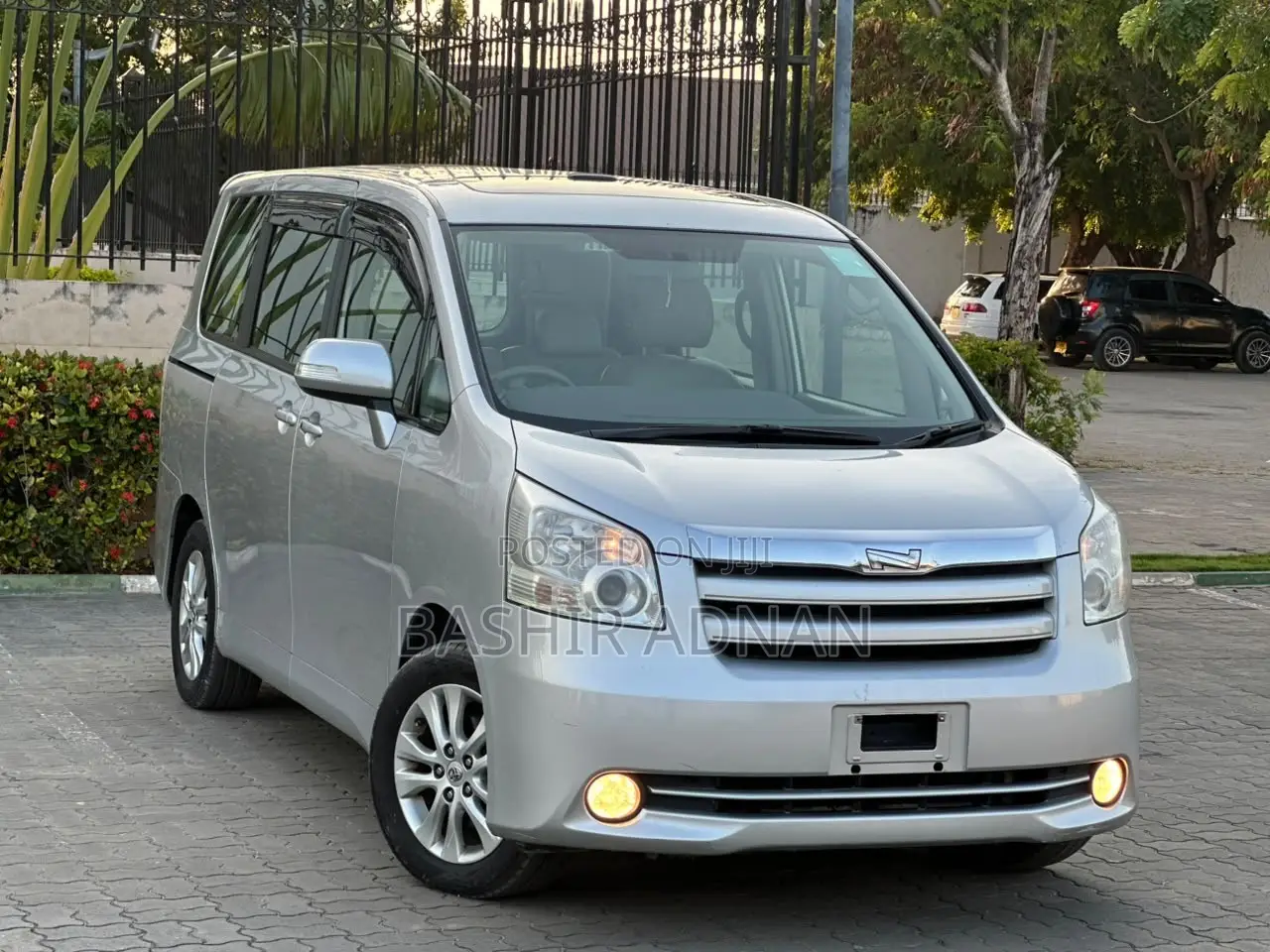 Toyota Noah 2.0 143hp AWD (7 Seater) 2009 Silver